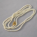 Collar largo de perlas de agua dulce con cierre OT dorado y diseño de capas - Collar Largo con Cierre de Palanca Dorado
