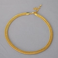 Dettaglio della collana a maglia piatta dorata con chiusura a moschettone e catenella - Oro