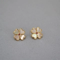 Elegante klaveroorstrikjes met wit parelmoer en rode middelste stenen voor dames van nu - Klavertje Rode Zirconia Oorknopjes