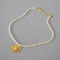 Charmante Süßwasserperlenkette mit einem Vintage-Goldmünzenanhänger im Katzenkopf-Design - Katzenkopf Münzanhänger (MYN0096-GD-MiZhu)