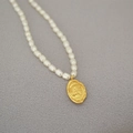 French vintage freshwater pearl necklace with a gold oval queen coin pendant - Queen Head (MYN0118-WG)