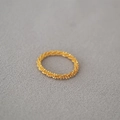 Makroaufnahme eines minimalistischen goldenen Gliederkettenrings mit feiner Flechttextur - US 6 / Gold