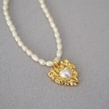 Collana vintage con pendente a cuore dorato irregolare e perle di riso d'acqua dolce - Stile Cuore Mabe