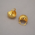 Macro scatto di orecchini a sfera cava placcati in oro con superficie metallica lucida - Oro Opaco Vintage