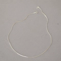 Dettaglio di una collana minimalista a catena a serpente d'argento con chiusura a molla - 45cm / Argento