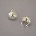 Dettaglio macro di orecchini a cerchio sferici cavi minimalisti in finitura lucida - Argento Opaco Vintage