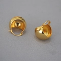 Dettaglio macro di orecchini a cupola cava in ottone placcato oro con finitura lucida - Oro Lucido
