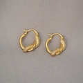 Vista detallada de los pendientes de nudo dorados con pavé de circonitas blancas - Dorado