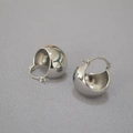 Macro di orecchini a semisfera in argento s925 lucido minimalista con chiusura di sicurezza - Oro Bianco Lucido