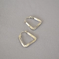 Orecchini a cerchio geometrici a triangolo intrecciato in argento lucido dallo stile minimal - Argento