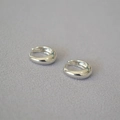 Pendientes de aro minimalistas de latón plateado con diseño de gota de acabado pulido - Aros Pequeños / Oro Blanco
