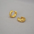 Minimalistische vergoldete Messing-Creolen mit elegantem gestepptem Rautenmuster - Schmale Goldene Gesteppte Ohrbuckle