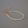 Detalle de pulsera de perlas de agua dulce con cierre de langosta dorado y extensión - Perla de Arroz Pequeña Mosquetón Con Extensión