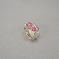 Detalle del cristal rosa en anillo plateado irregular con diseño artístico moderno - Abierto Ajustable / Plateado (Talla US 7)