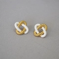 Pendientes de nudo retorcido con textura de cuerda dorada y esmalte blanco - Blanco