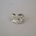 Breiter verstellbarer Ring mit unregelmäßiger Hammerschlag-Textur in Silberoptik - Einstellbar Offen / Weißgold