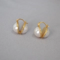 Pendientes vintage de latón chapado en oro con grandes perlas sobre un fondo gris liso - Dorado (Con Perla Blanca)