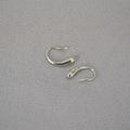 Dettaglio macro di orecchini a goccia in argento lucido su tessuto grigio testurizzato - Argento Mini Goccia d'Acqua