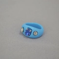 Detalle de anillo de resina azul cielo con gema azul rectangular y circonitas claras - US 7 / Azul oscuro