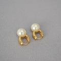 Eleganti orecchini a cerchio in ottone placcato oro con perle bianche su tessuto grigio - Cerchi piccoli con perle placcati oro