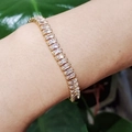 Bracelet élégant en or avec zircons brillants de taille rectangulaire porté au poignet - 17cm / Or
