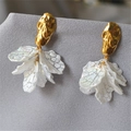 Elegantes pendientes de botón dorados martillados con pétalos blancos y brillo perlado - Estilo Pez de la Fortuna (MYE0019-WG-YuWei)