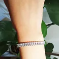 Dettaglio di un bracciale in argento scintillante con zirconi indossato al polso - 17cm / Argento