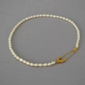 Elegante collana di perle d'acqua dolce con chiusura creativa a spilla da balia dorata - Oro (MYN0144-GD)