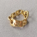 Detail der gehämmerten Metallplatte und des dicken Panzerketten-Goldringdesigns - US 7 / Gold