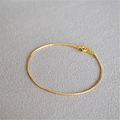Dettaglio macro del bracciale a catena serpente placcato oro con chiusura ad anello a molla - 16.5cm / Oro
