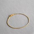 Vista dettagliata di un bracciale a catena snake dorata sottile con chiusura a molla - 17.5cm / Oro