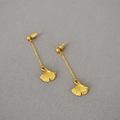Dettaglio degli orecchini a foglia di ginkgo dorata con catena lunga pendente - Forma a Foglia di Ginkgo / Oro
