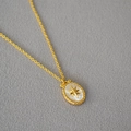 Vintage Goldkette mit ovalem Perlmuttaufhänger und Polarstern auf grauem Stoffhintergrund - Gold Stern Perlmutt (MYN0158-GD)