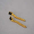 Detalle de pendientes chapados en oro con piedra verde esmeralda y cadena cubana - Piedra Negra