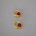 Detalle de pendientes de aro de latón dorado con piedras de vidrio rojas en forma de corazón - Rojo