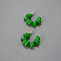 Orecchini a cerchio a spirale verde neon con finitura lucida su tessuto grigio testurizzato - Verde