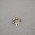Macro-opname van een zilveren ear cuff met stekels en gepolijste afwerking op textuur - Zilveren Spike Enkel Stuk / Zilver
