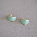 Dettaglio di orecchini in smalto verde menta con bordo dorato e aghi in argento 925 - Blu lago
