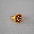Detail eines roten Emaille-Rings mit Perlen und antikem floralem Hohlband - Einstellbar Offen / Dunkelroter Emaille