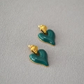 Dettaglio di orecchini vintage a forma di cuore in smalto verde scuro con bordo oro - Blu Profondo