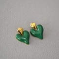 Orecchini a perno a cuore vintage in smalto verde con dettagli dorati su tessuto - Verde Profondo