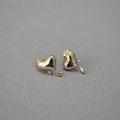Pendientes minimalistas de plata S925 en forma de corazón fundido con diseño fluido - Oro Blanco