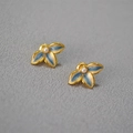 Boucles d'oreilles fleuries avec émail bleu et perle centrale sur tissu gris texturé - Style Feuille Dégradé Bleu Blanc (MYE0371-GD)