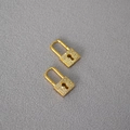 Dettaglio di orecchini a lucchetto placcati in oro con pavé di scintillanti zirconi - Oro