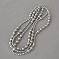 Dettaglio collana di perle multistrato con perline di diverse dimensioni e design a più fili - Grigio Argento