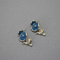 Orecchini retrò giapponesi con fiore blu e pettirosso d'argento su sfondo grigio - Stile Pettirosso Fiore Blu (MYE0378-RH)