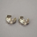 Dettaglio dell'orecchino in argento con trama irregolare e zircone lucente al centro - Oro Bianco