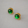 Dettaglio macro di orecchini a clip vintage placcati oro con cabochon in vetro verde - Clip a Sfera / Verde