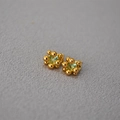 Primer plano de pendientes de oro 18K con circonita cuadrada verde claro - Aguamarina