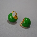 Dettaglio macro di orecchini in smalto verde con base in ottone placcato in oro - Verde